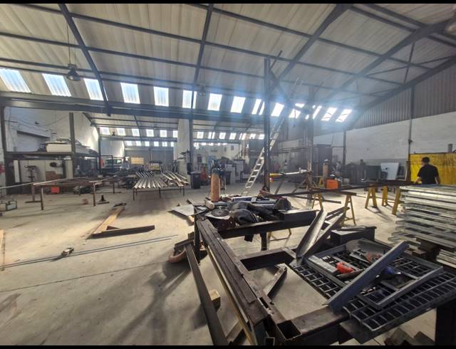 1,270M² WAREHOUSE TO LET IN STIKLAND INDUSTRIAL